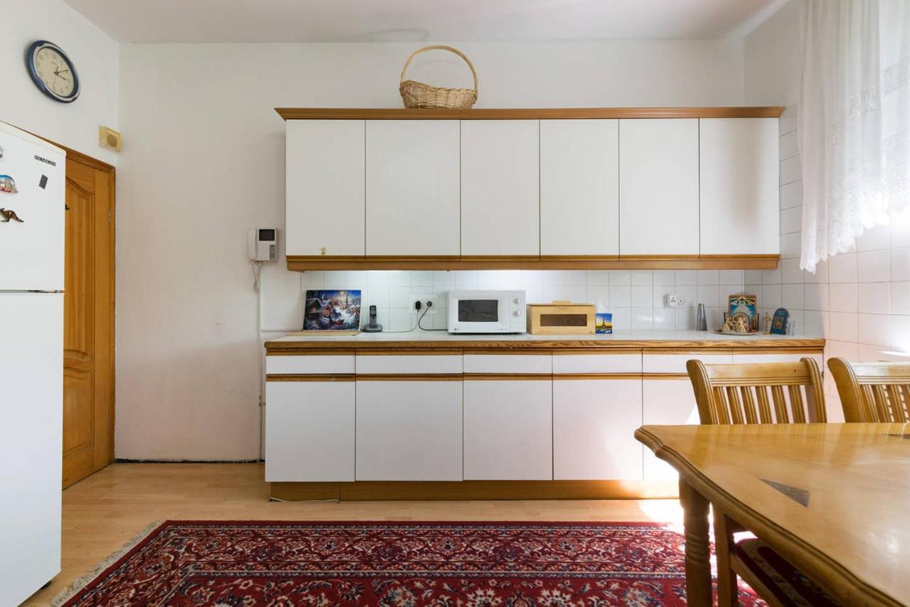 Guest House On Maksimova 9 アルマトイ エクステリア 写真