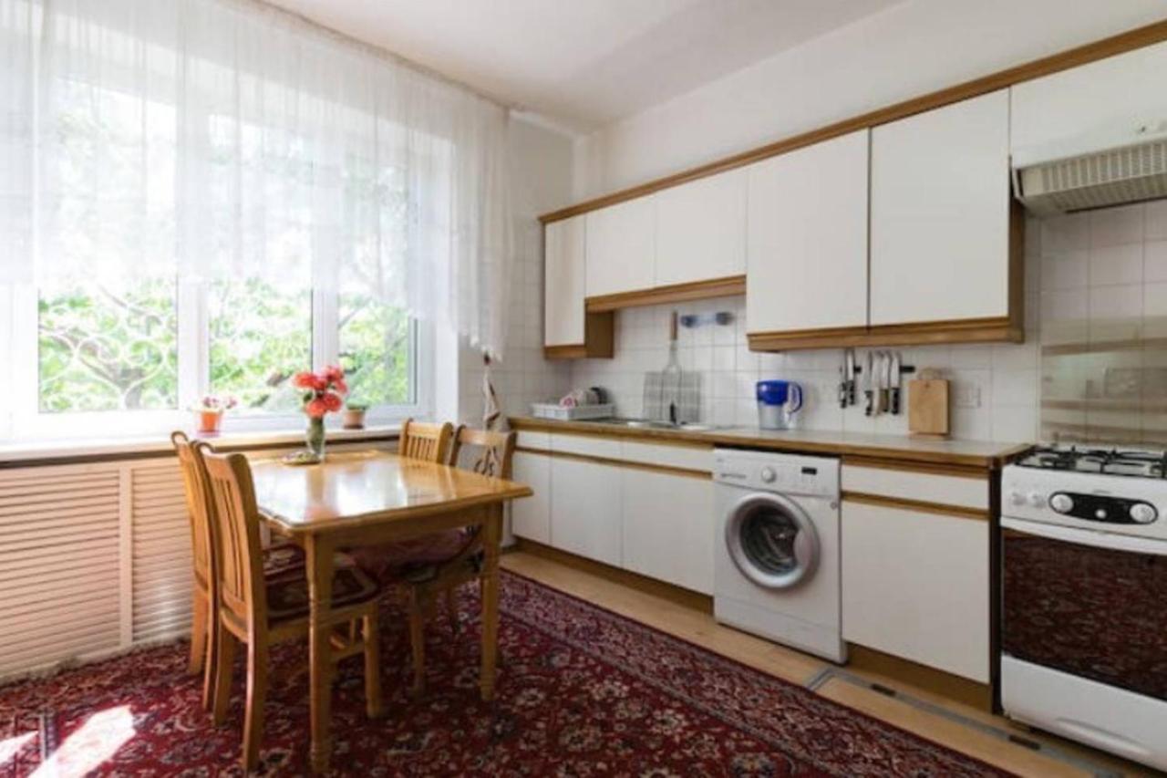 Guest House On Maksimova 9 アルマトイ エクステリア 写真