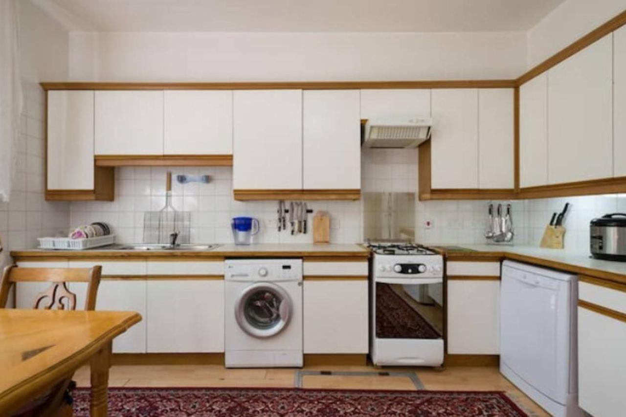 Guest House On Maksimova 9 アルマトイ エクステリア 写真