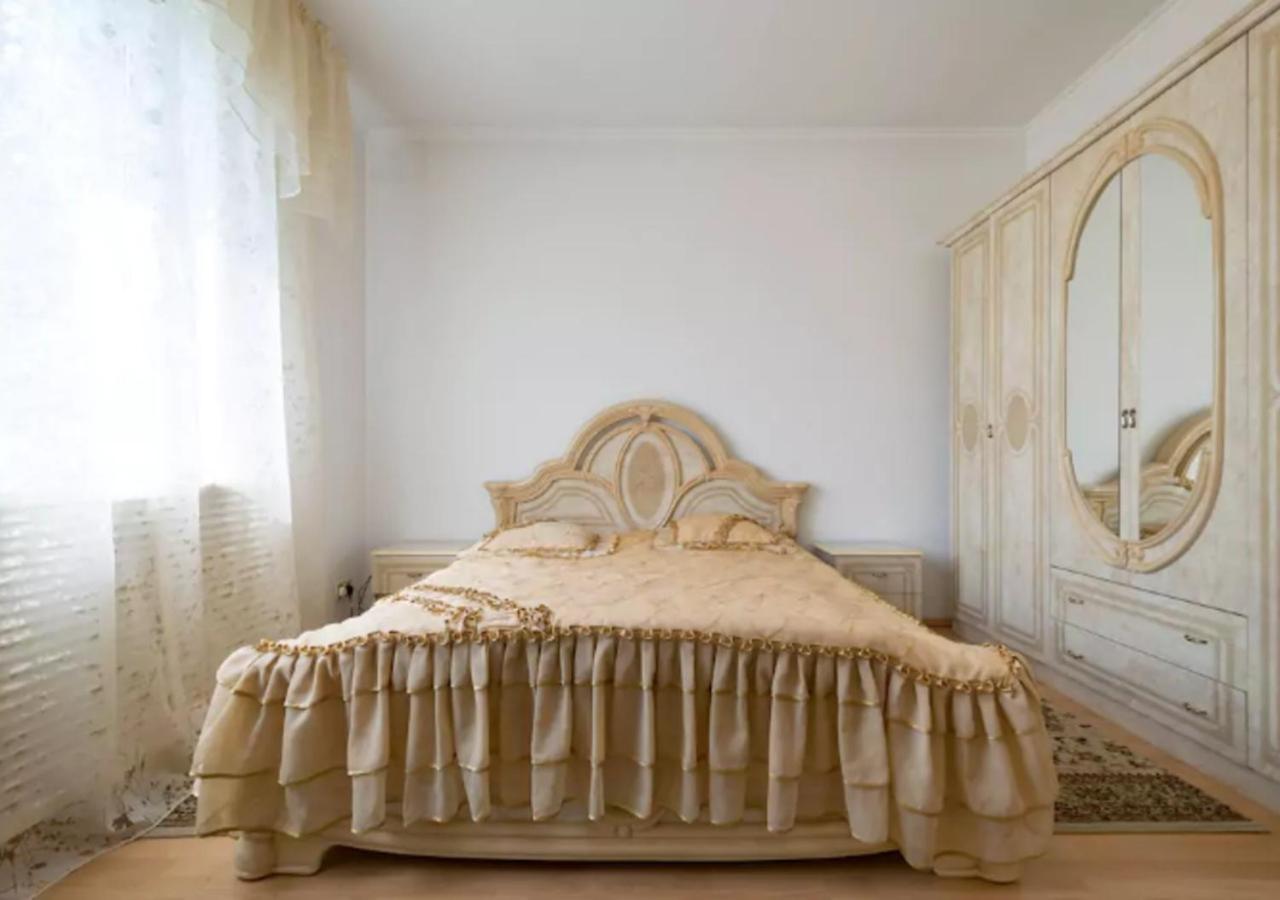 Guest House On Maksimova 9 アルマトイ エクステリア 写真